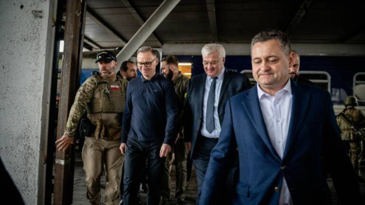 Зеленський нагородив Анджея Дуду орденом Свободи