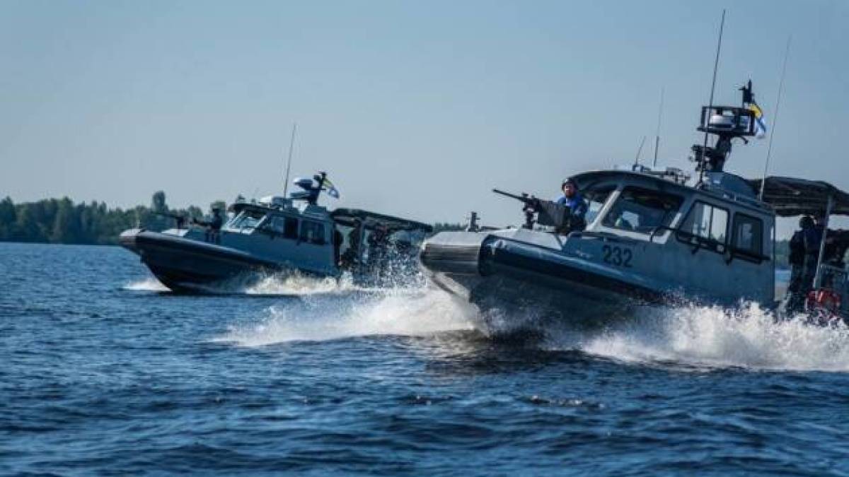 Екіпаж ВМС врятував групу цивільних, яких винесло у відкрите море