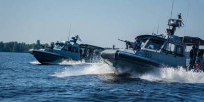 Екіпаж ВМС врятував групу цивільних, яких винесло у відкрите море