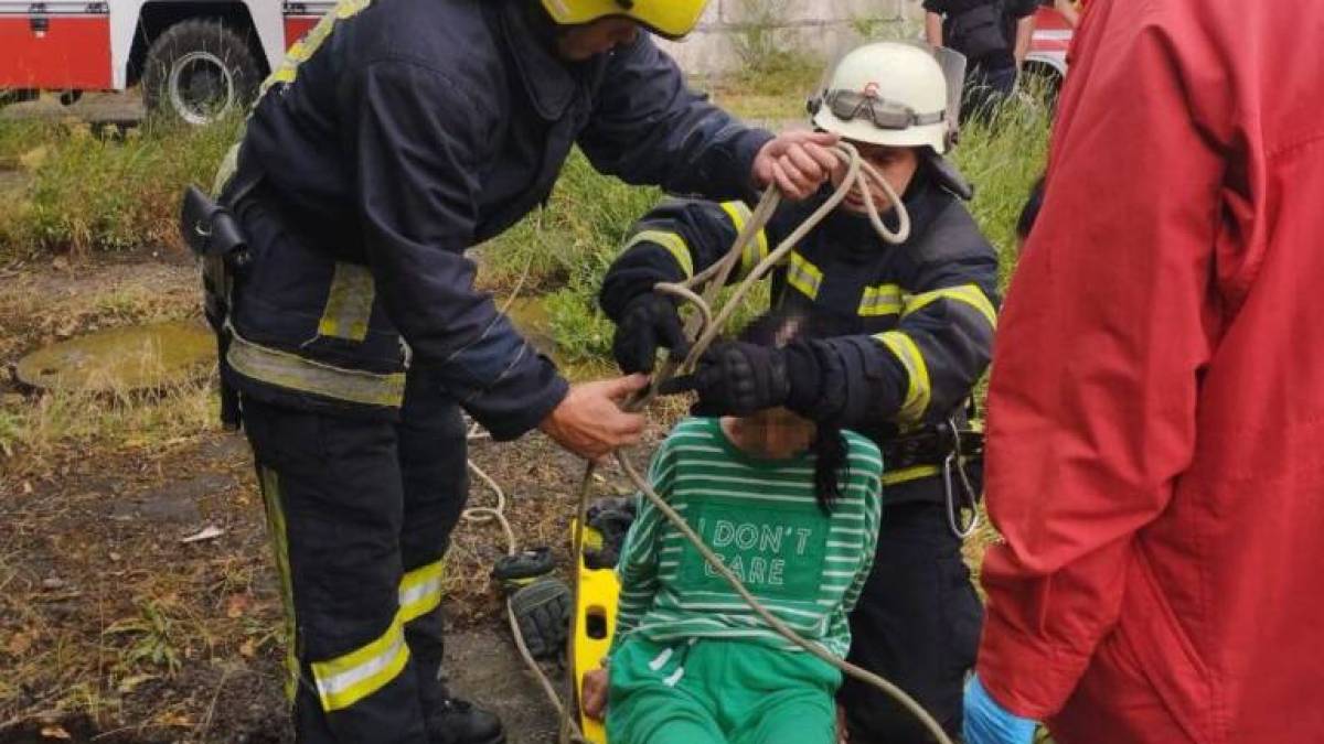 У Запоріжжі врятували пенсіонерку, яка впала у глибокий колодязь