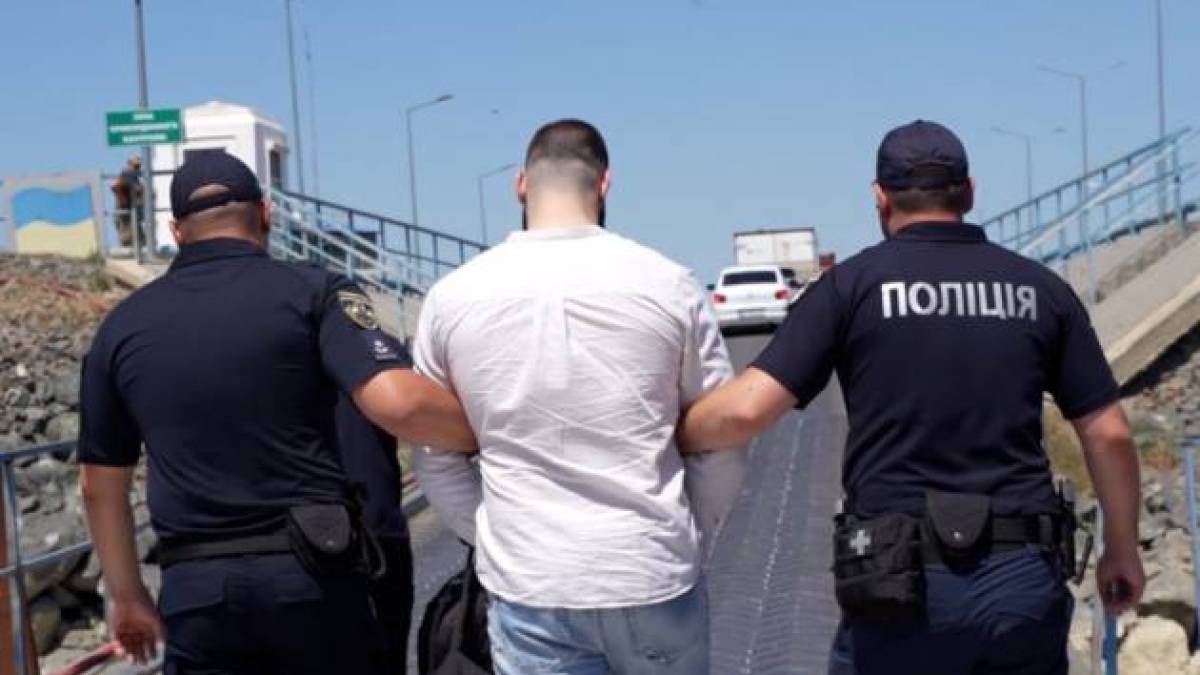 З Румунії екстрадували організатора групи паліїв, які орудували в Україні