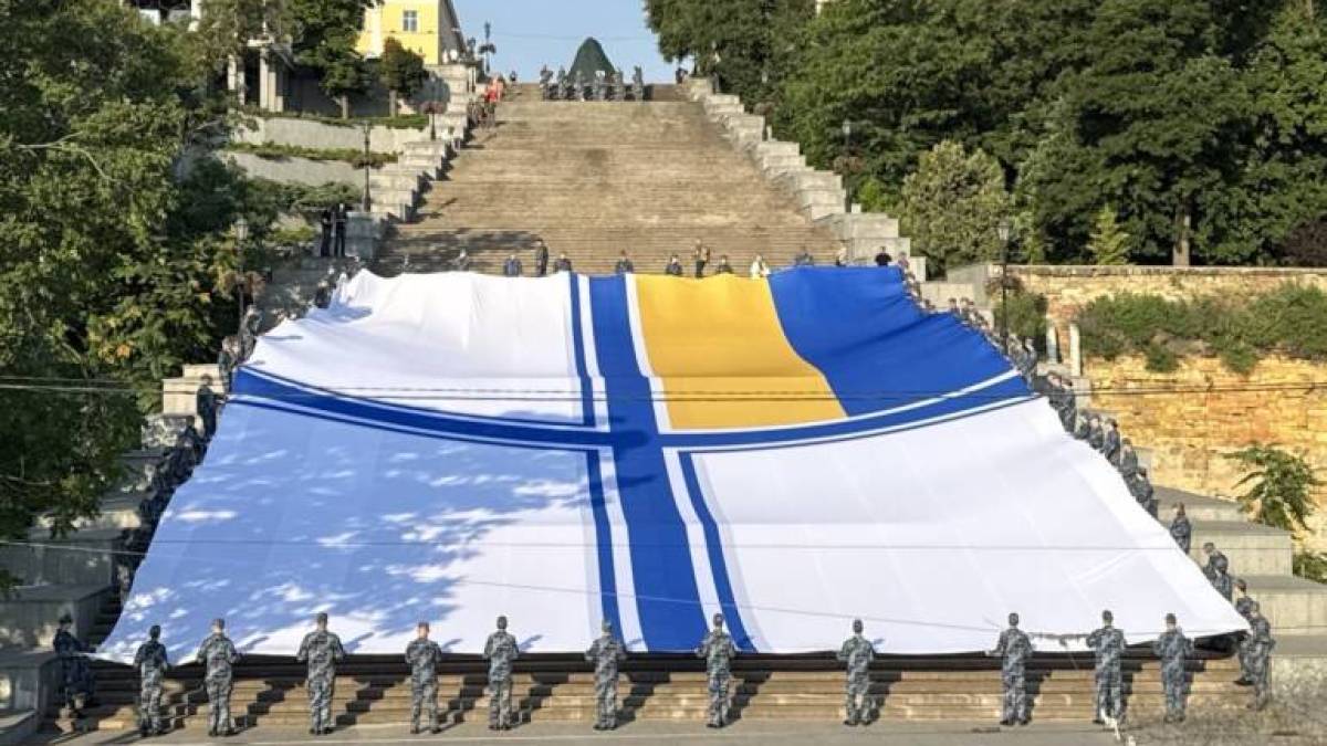 В Одесі розгорнули найбільший прапор ВМС в історії України