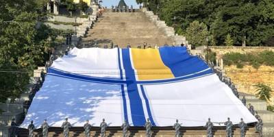 В Одесі розгорнули найбільший прапор ВМС в історії України