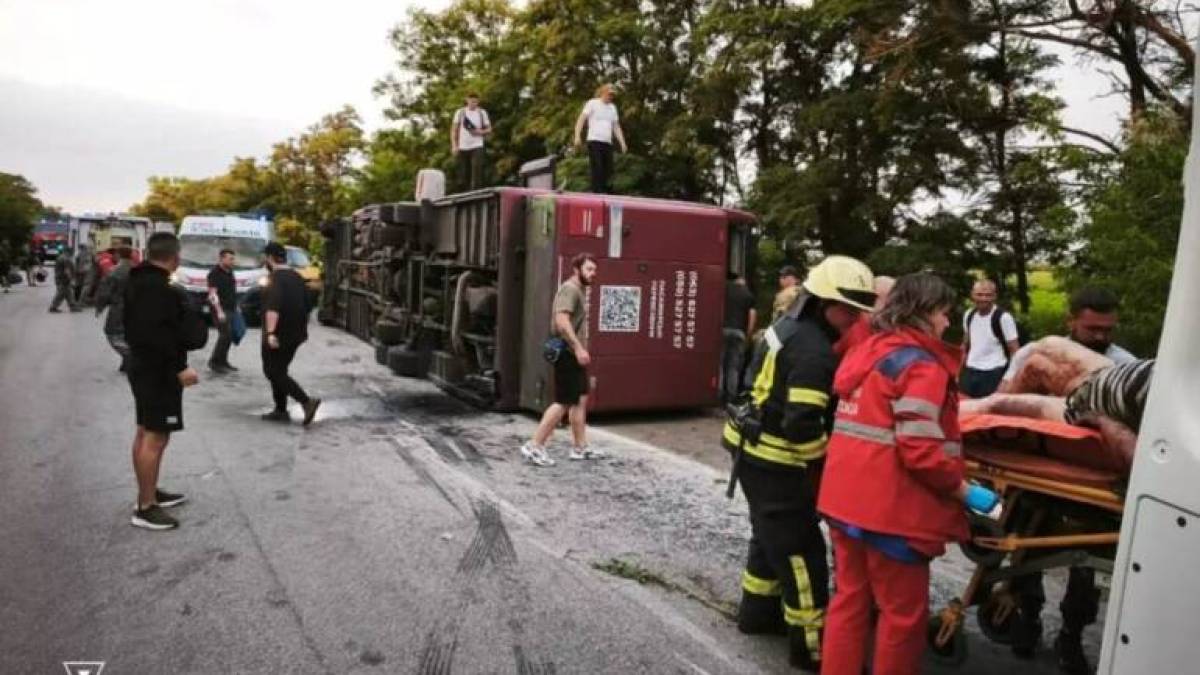 На Дніпропетровщині перекинувся двоповерховий автобус: одна людина загинула, 17 постраждали