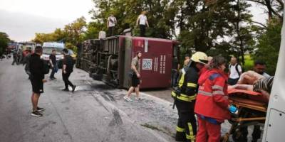 На Дніпропетровщині перекинувся двоповерховий автобус: одна людина загинула, 17 постраждали