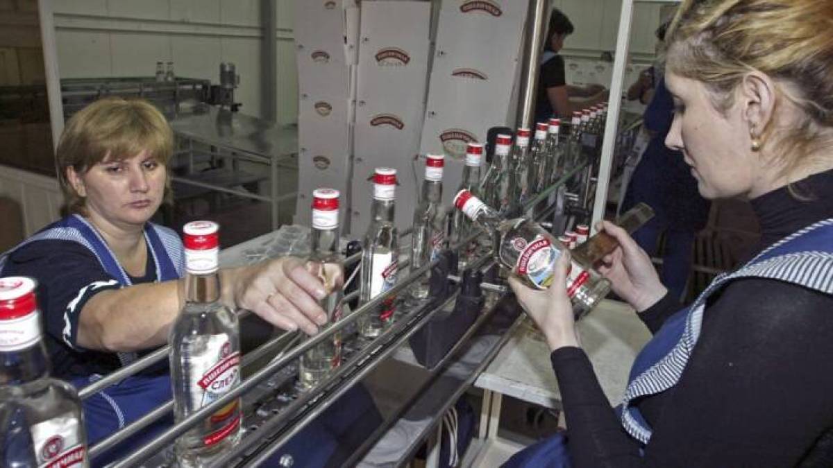 Производство водки в росии резко снизилось, но пить меньше не стали