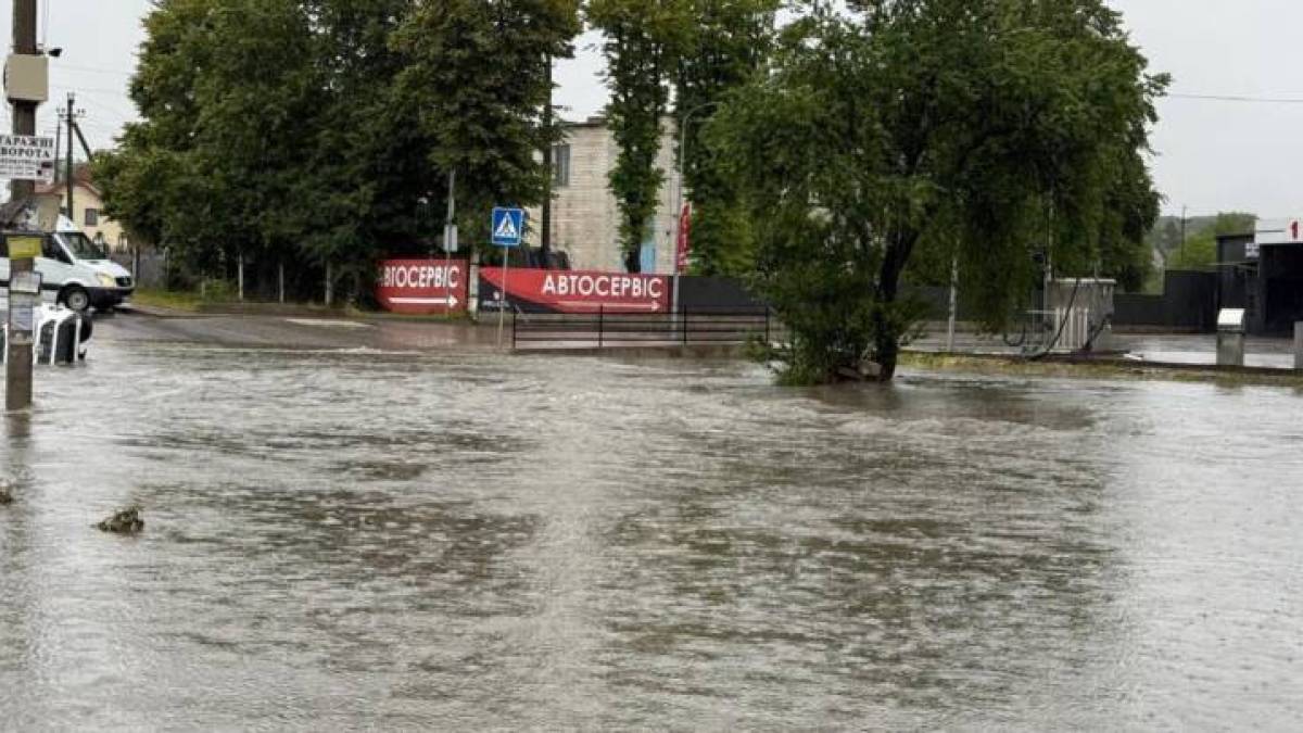 Дощі заливають Львів: під водою — автівки, підтопило будинки