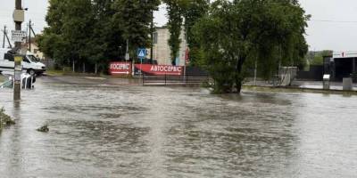 Дощі заливають Львів: під водою — автівки, підтопило будинки