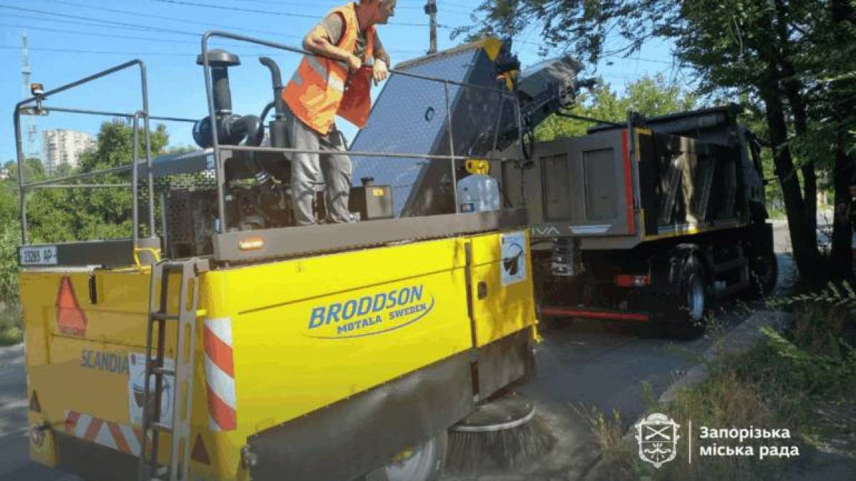 На вулицях Запоріжжя запрацювала нова комунальна техніка (відео)