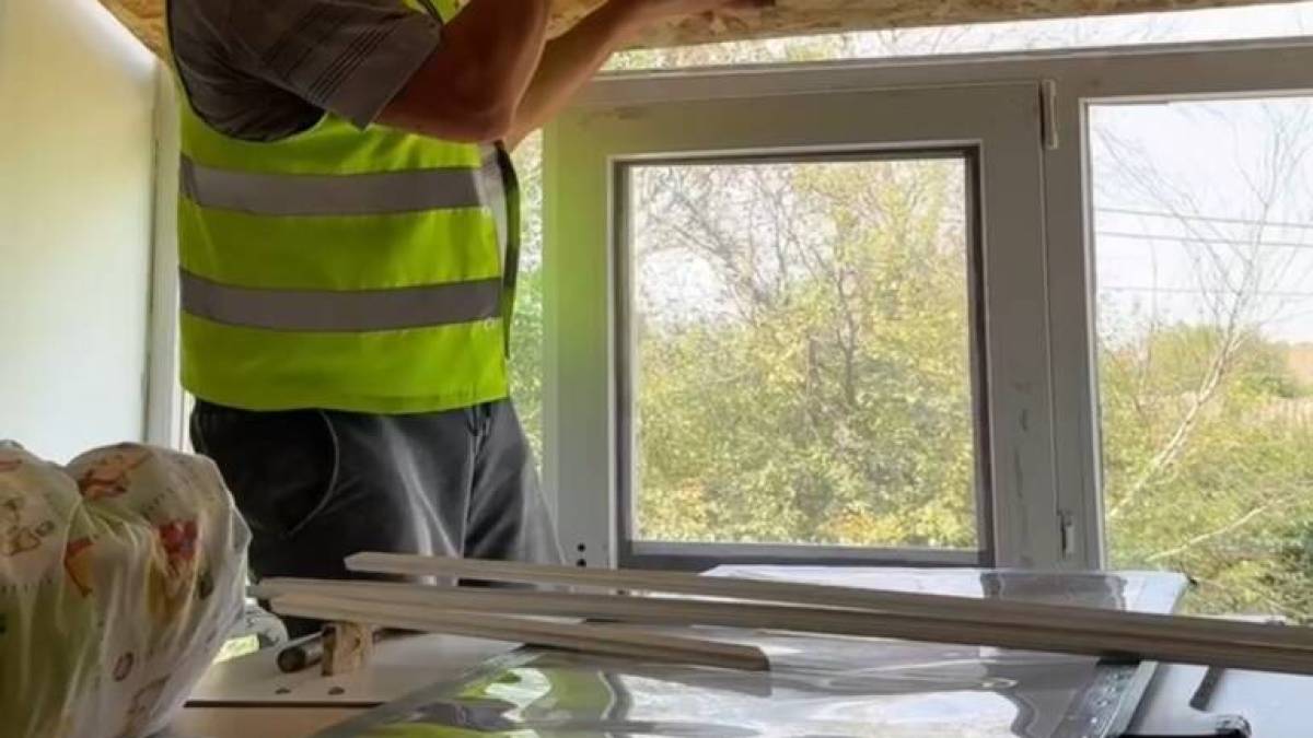 У пошкоджених обстрілами будівлях Запоріжжя встановлюють ударостійкі вікна замість фанери