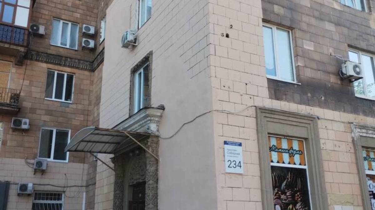 У Запоріжжі комунальників зобов’язали очистити фасад історичного будинку від штукатурки та фарби