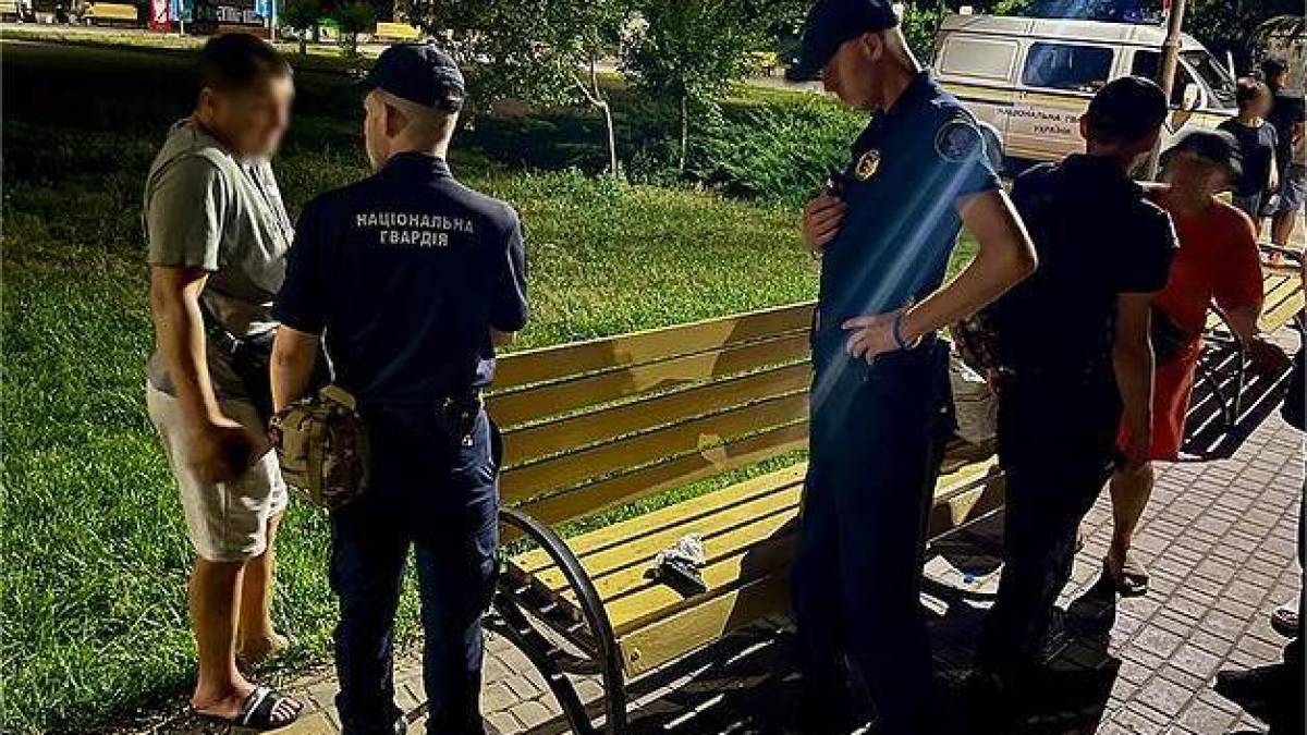 На пляжі Запоріжжя 19-річний хлопець погрожував пістолетом підлітку