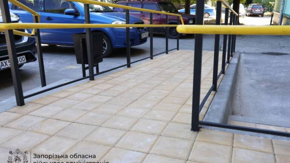 У Вільнянській громаді облаштували пандус на вході до адмінбудівлі