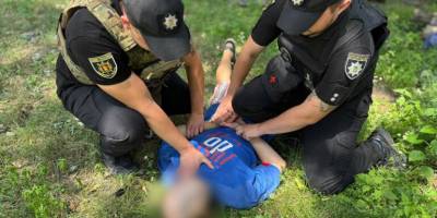 У під’їзді багатоповерхівки Запоріжжя грабіжник напав на пенсіонера