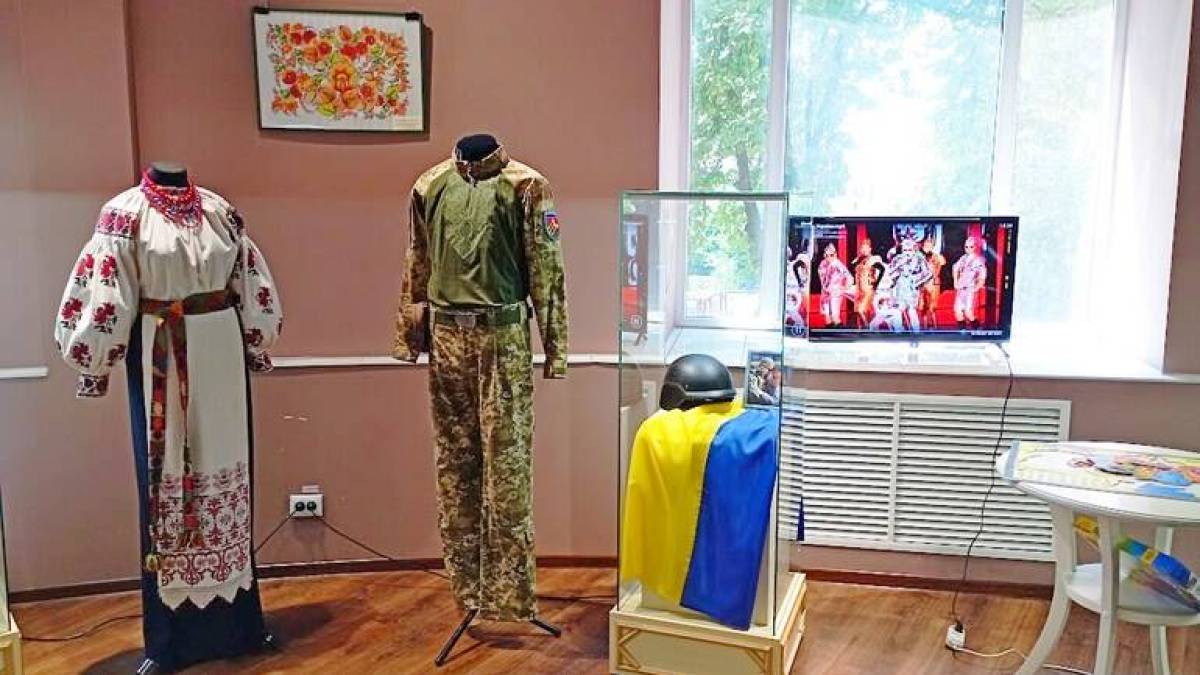 У запорізькому музеї  демонструється виставка «Символи України»