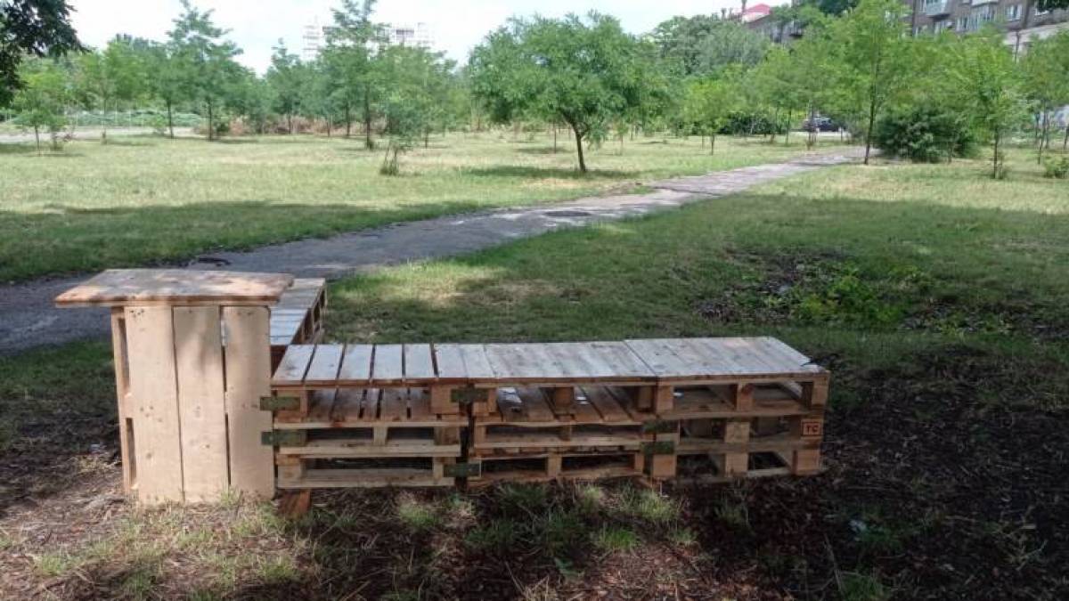В сквере Тарасова можно отдохнуть в жару и дождь