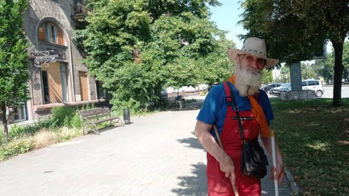 У художественных галерей на Соборном и дворник – художник