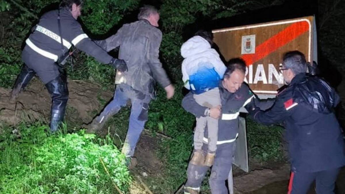 В Італії батько, боячись коронавірусу, роками тримав двох дітей у лісовій хатині