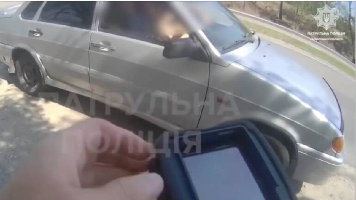 У Запоріжжі поліцейські допомогли жінці, яка втратила свідомість (відео)