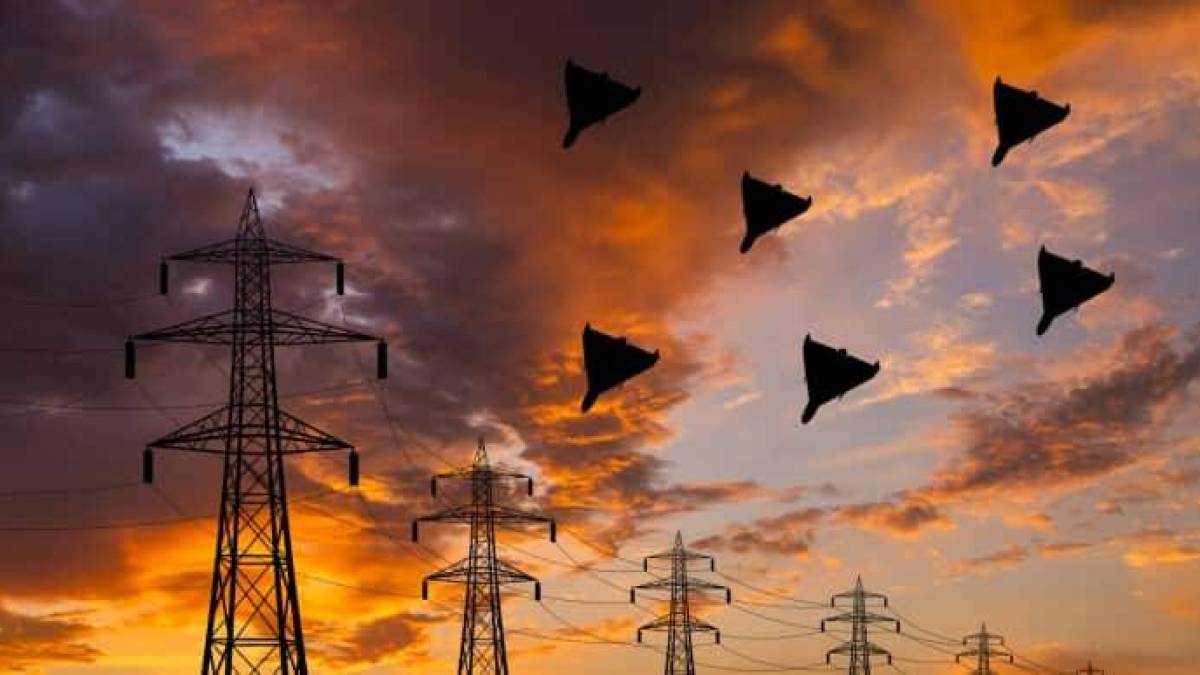 У Запоріжжі через ворожу атаку загорівся дах багатоповерхівки