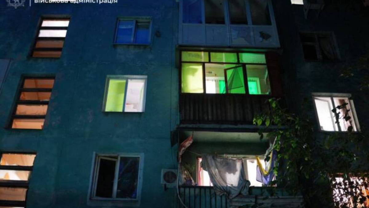 Від вибуху ворожого безпілотника вибиті вікна у двох багатоповерхівках Запоріжжя