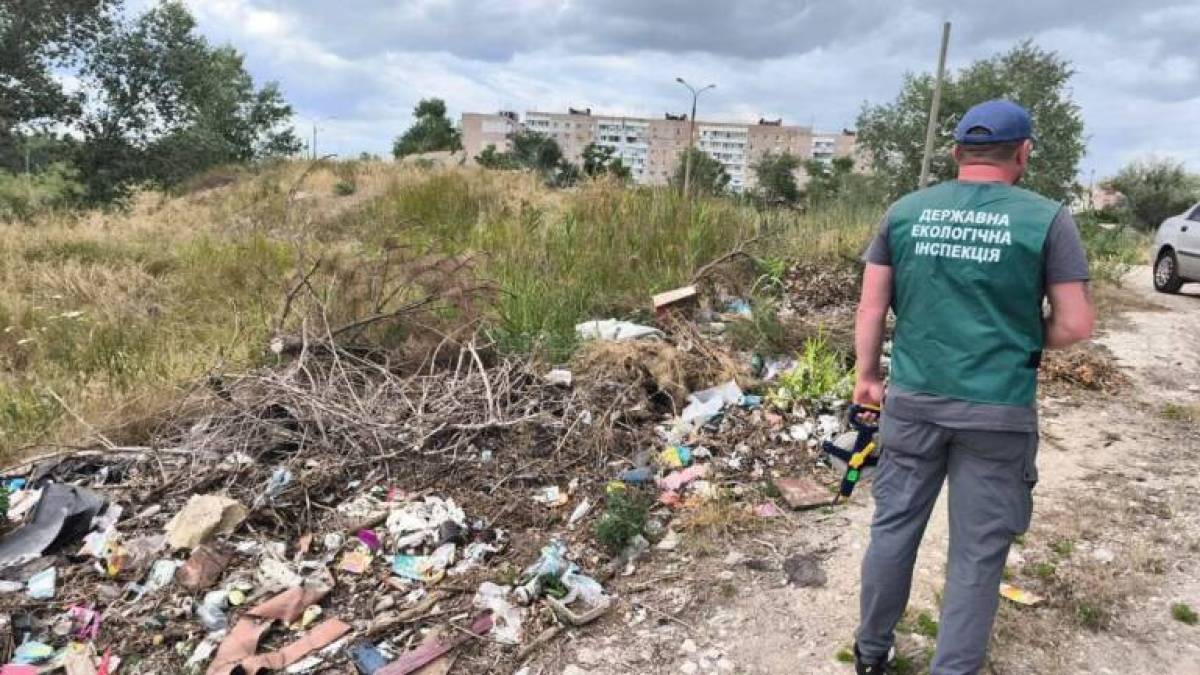 Скупчення відходів,, виявили поблизу проспекту Героїв Національної гвардії в Запоріжжі