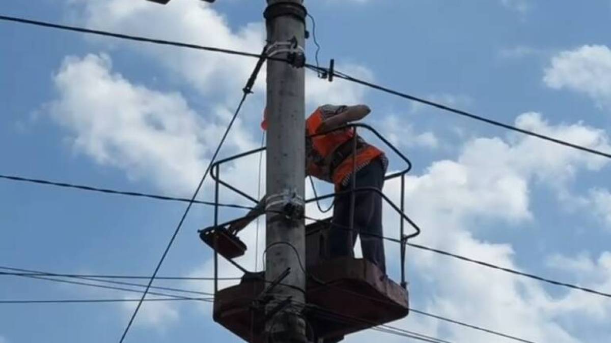 На головному проспекті Запоріжжя оновлюють освітлення