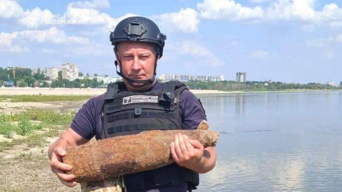 Запорізькі водолази-сапери вилучили вибухонебезпечні предмети на березі та у річці Дніпро