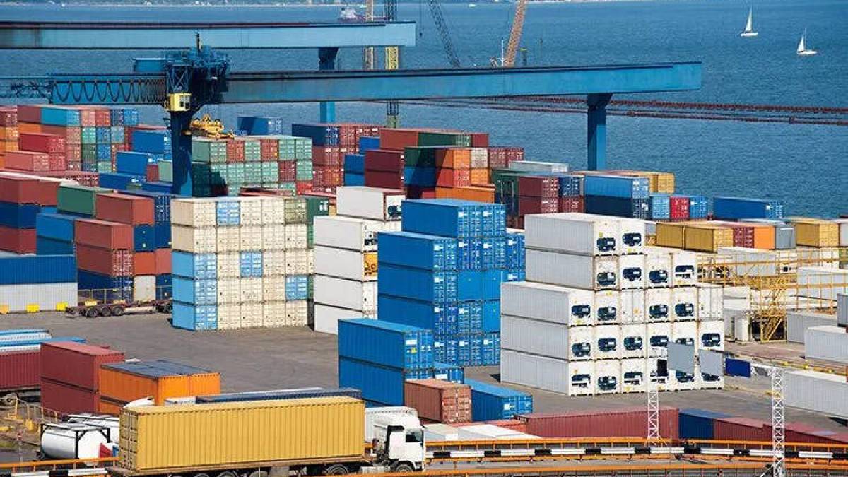 Порт “Чорноморськ” встановив рекорд – 470 контейнерів за один суднозахід