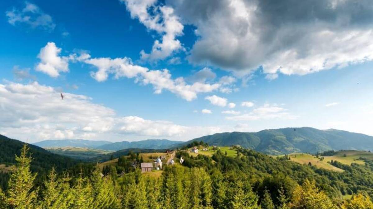 В Україні у неділю подекуди дощитиме, удень — до +32°