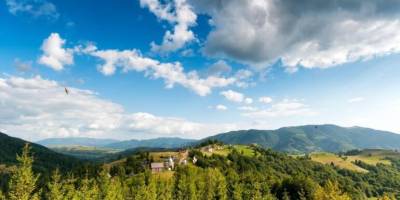 В Україні у неділю подекуди дощитиме, удень — до +32°