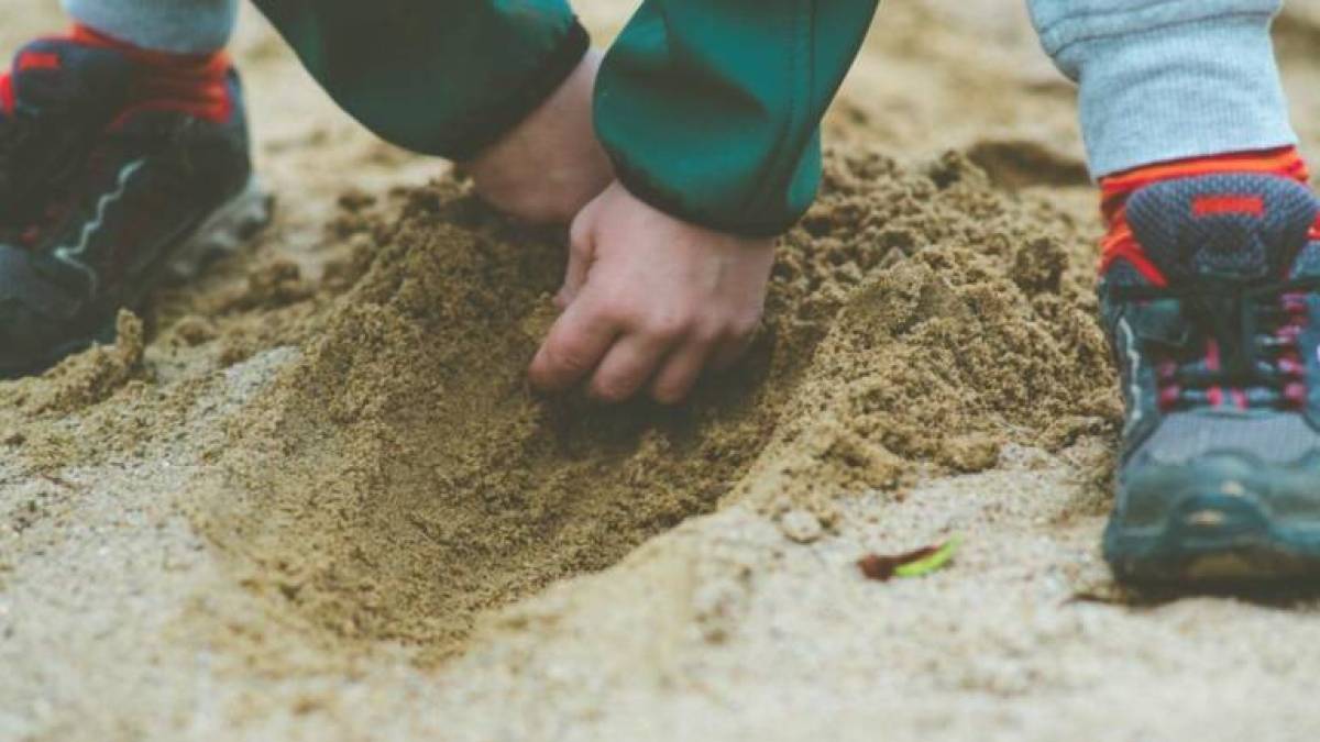 Туристів у Британії закликали не копати ями на пляжах і пояснили причину