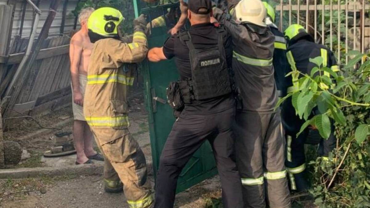 У Запоріжжі чоловік застряг на металевій огорожі