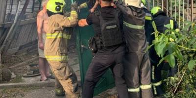 У Запоріжжі чоловік застряг на металевій огорожі