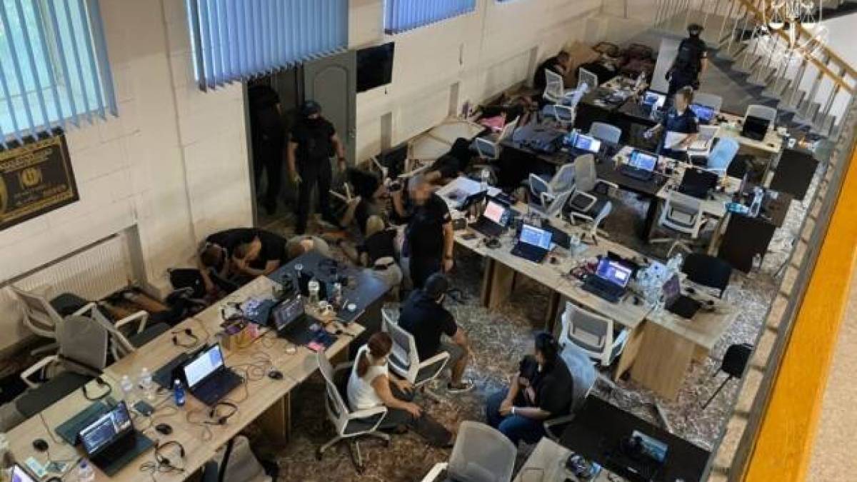 Ліквідували злочинну організацію, яка знімала гроші з банківських карток громадян Чехії
