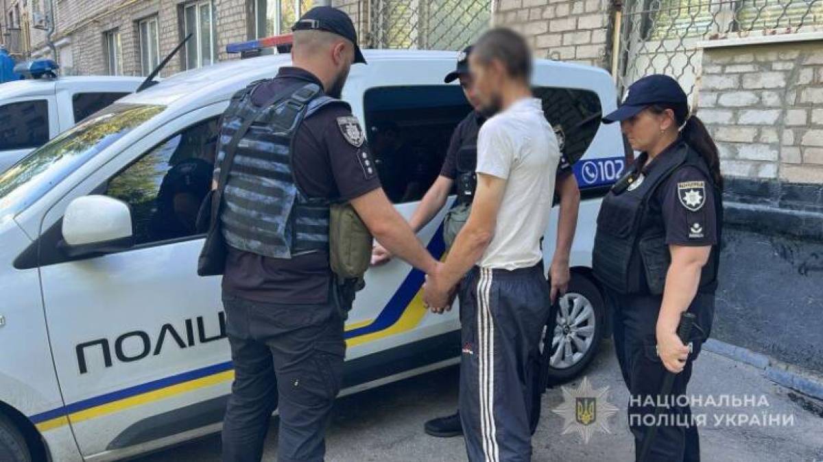 На вулиці Запоріжжя грабіжник вихопив у перехожого телефон