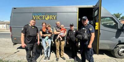 Поліція вивезла ще одну родину з прифронтової території