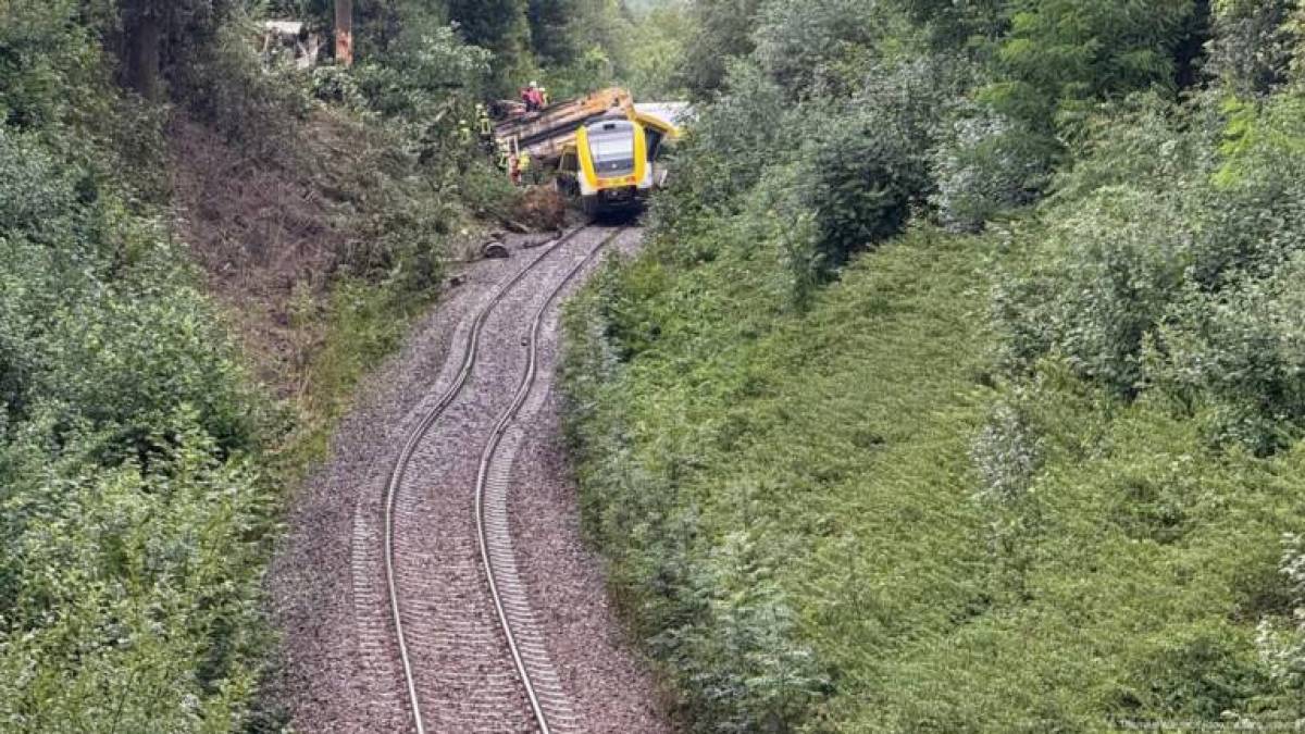 У Німеччині зійшов з рейок поїзд: є загиблі й поранені