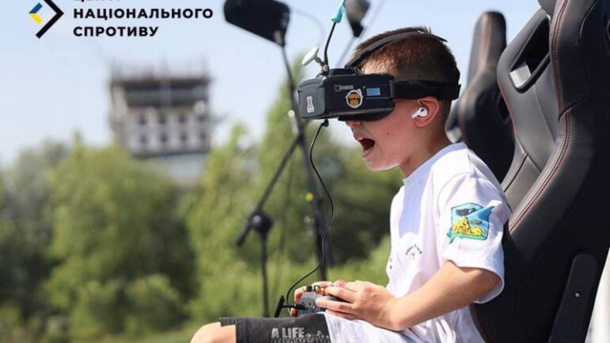 росіяни зменшили вік школярів для участі в “гонці дронів”