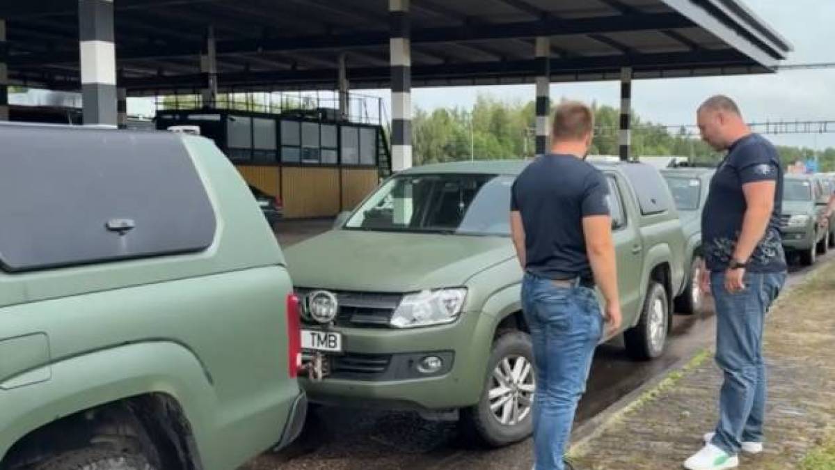 Естонія передала Україні 22 поліцейські автомобілі