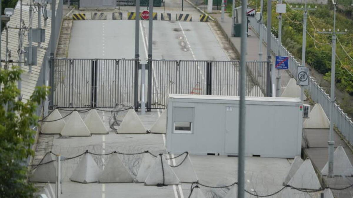 Естонія розпочала встановлення загороджень на кордоні з росією — вже перекрили міст “Дружби” в Нарві (відео)