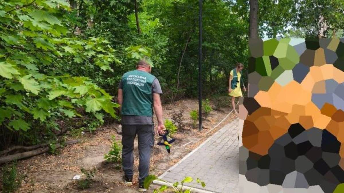 У центрі Запоріжжя облаштували незаконну автостоянку