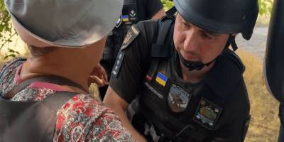 Василівські поліцейські врятували з-під обстрілів літнє подружжя та матір із сином