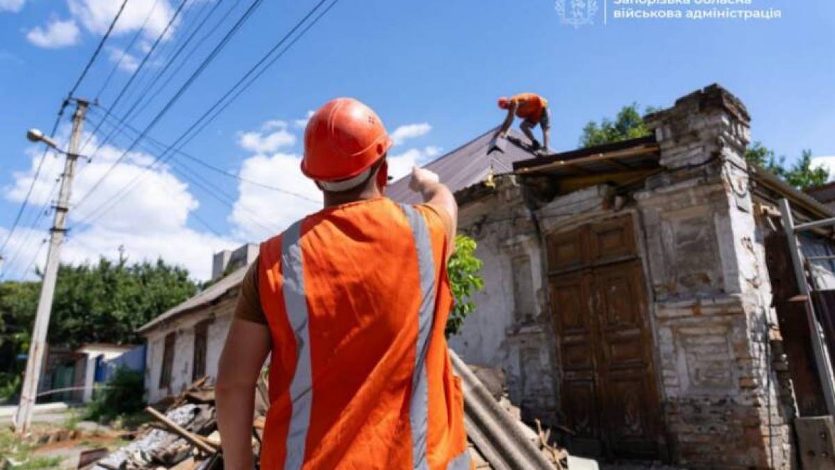 У Запоріжжі завершують відновлення будинків, пошкоджених внаслідок ворожої атаки БПЛА