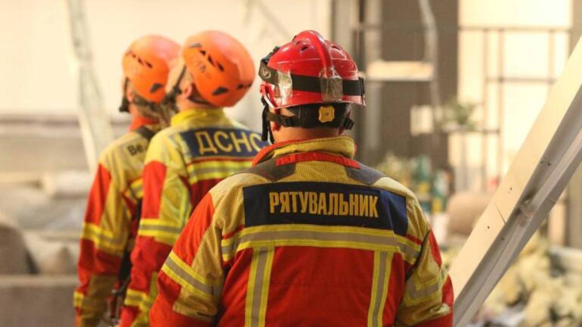 Кадри зсередини меблевого магазину в Харкові, по якому сьогодні вдарив дрон