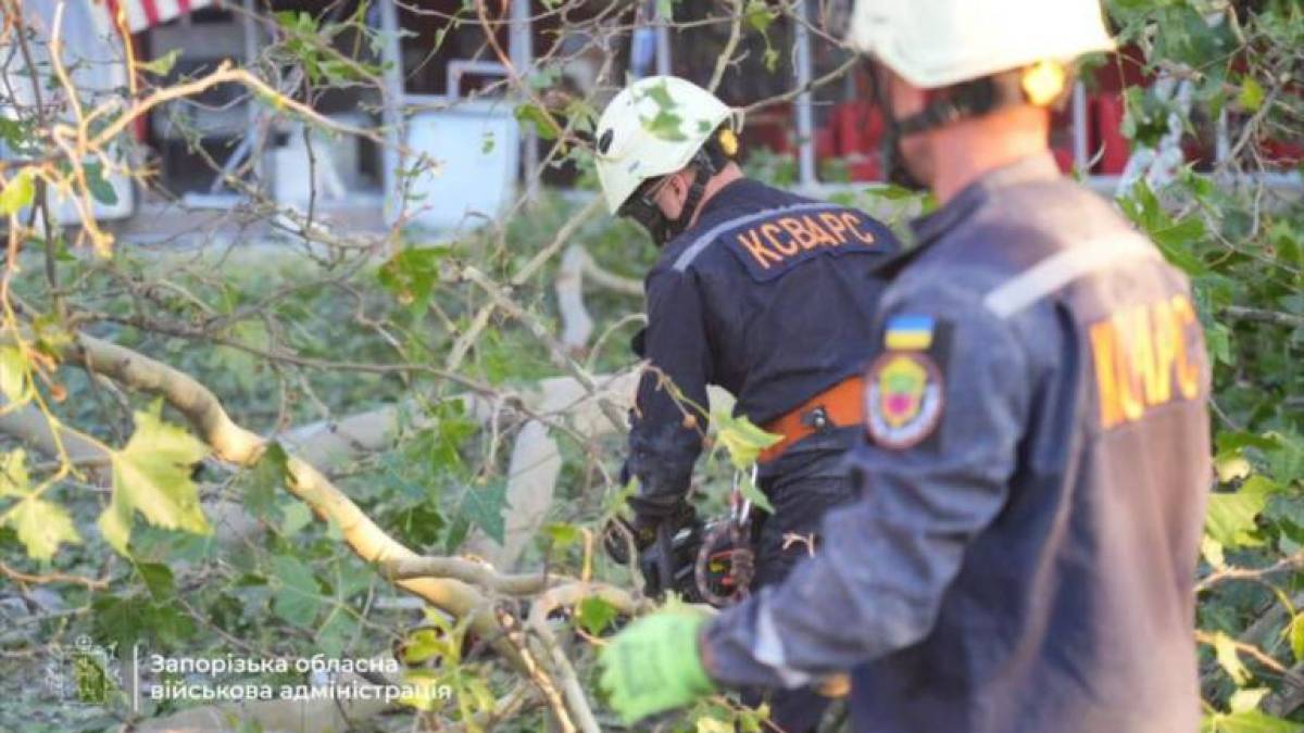 Сім багатоквартирних будинків і нежитлові приміщення пошкоджені внаслідок ворожого удару по Запоріжжю