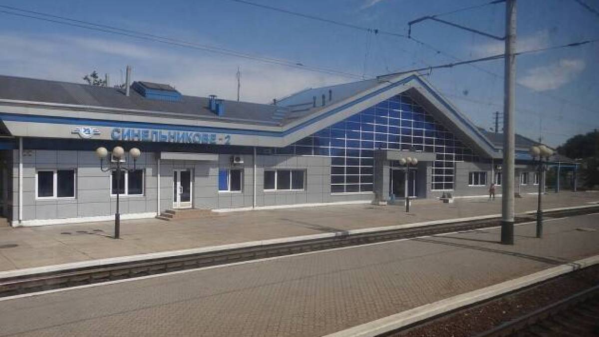 Пошкодження через обстріл: поїзди до кінця доби не зупинятимуться в Синельниковому-2