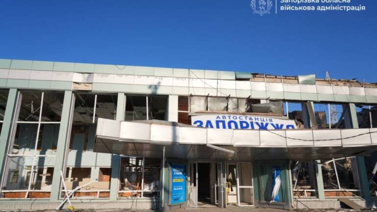 Так зараз виглядає розбомблений автовокзал у Запоріжжі