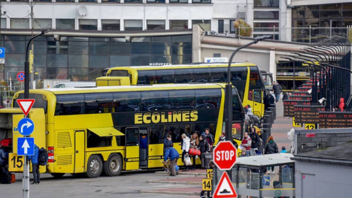У Латвії  восени заборонять екскурсійні автобуси до рф і Білорусі