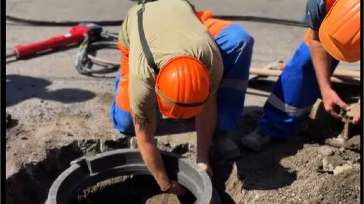 У Запоріжжі встановлюють нові антивандальні люки (фото, відео)